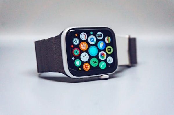 Comment surveiller votre rythme cardiaque en temps réel avec un iPhone SE et une Apple Watch?