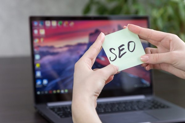 Optimisez votre image en collaborant avec une agence seo
